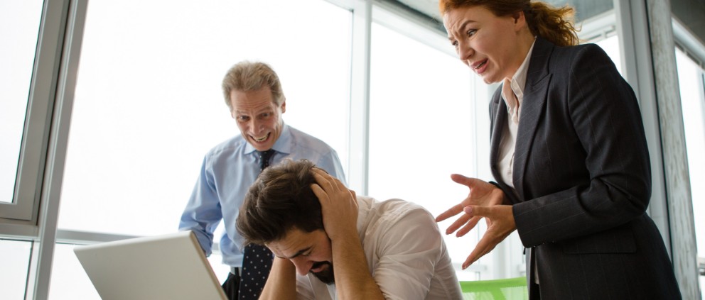 Conheça os tipos de assédio no ambiente de trabalho.